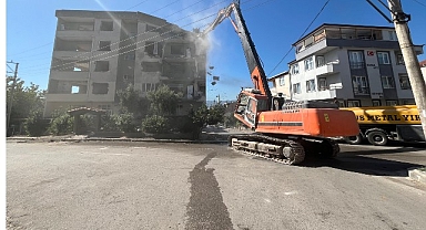 Derince’de ağır hasarlı binaya ilk kepçe vuruldu